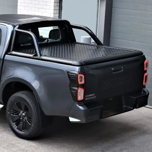[4M-DMAX25ALUCOVERV.2] Isuzu DMAX black protop tonneau cover met rollbar (zwart of polished)